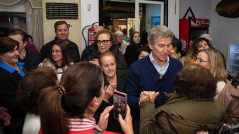 Feijóo, a la entrada de un acto de campaña en Extremadura. Feijóo, a la entrada de un acto de campaña en Extremadura.