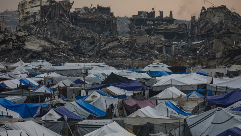 Tiendas de campaña entre las ruinas de edificios destruidos en el barrio de Al Zaitun en Gaza. Tiendas de campaña entre las ruinas de edificios destruidos en el barrio de Al Zaitun en Gaza.