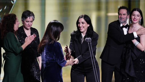 El equipo de 'Los domingos' recoge el premio a 'Mejor largometraje de ficción'.