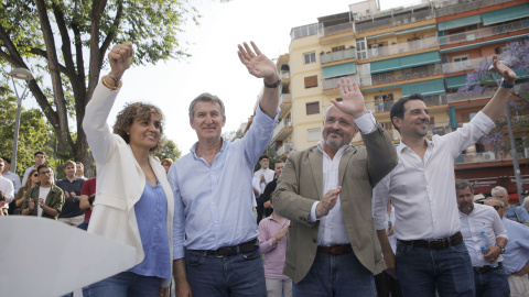 La portavoz del GPP en el Parlamento Europeo, Dolors Montserrat; el presidente del Partido Popular, Alberto Núñez Feijóo; el presidente del Partido Popular catalán, Alejandro Fernández y el alcalde de Castelldefels, Manu Reyes, durante un acto del Partido Popular, a 31 de mayo de 2025, en Castelldefels, Barcelona, Catalunya (España).