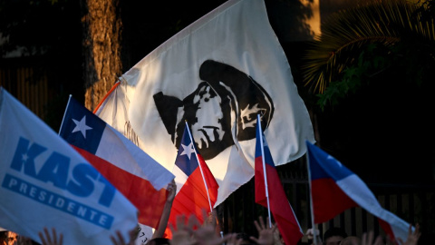 Simpatizantes recién elegido presidente de Chile, José Antonio Kast, del Partido Republicano, ondean una bandera con el rostro del dictador Augusto Pinochet.
