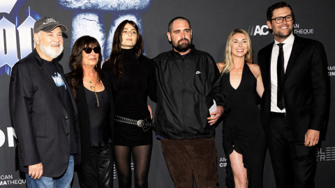 El actor y director Rob Reiner y su esposa Michele con sus hijos en el estreno de 'Spinal Tap II: The End Continues', en Los Ángeles. Nick Reiner es el tercero por la derecha. El actor y director Rob Reiner y su esposa Michele con sus hijos en el estreno de 'Spinal Tap II: The End Continues', en Los Ángeles. Nick Reiner es el tercero por la derecha.