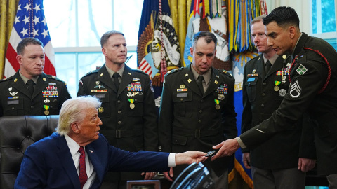 El presidente de EEUU, Donald Trump, el pasado lunes en la Casa Blanca con personal militar. El presidente de EEUU, Donald Trump, el pasado lunes en la Casa Blanca con personal militar.