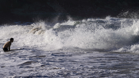 Un hombre bañándose el pasado jueves en la playa de la localidad cántabra de Tagle. Un hombre bañándose en la playa de la localidad cántabra de Tagle.