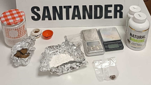 Detenido un joven con cocaína y hachís en el intercambiador del Sardinero y denunciados sus cuatro acompañantes por fumar o llevar hachís Detenido un joven con cocaína y hachís en el intercambiador del Sardinero y denunciados sus cuatro acompañantes por fumar o llevar hachís