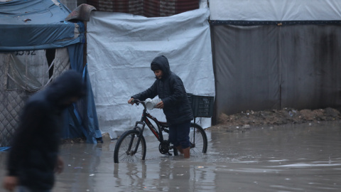 Así se encuentra Gaza tras el paso de la tormenta Byron, que ha inundado tiendas de campaña y refugios improvisados. Ahora los gazatíes no solo tienen que enfrentarse a la destrucción, si no también a los efectos del temporal: "El colchón lleva empapado desde esta mañana y los niños durmieron anoche en camas mojadas"

Hace 18 años nacimos con un compromiso: hacer un periodismo útil para la sociedad. Solo podemos continuar con esta labor si contamos con el apoyo de personas como tú.

Únete a la comunidad de Público. 18 años no son nada… cuando nos queda tanto por contar. Periodismo incómodo para tiempos difíciles. https://bit.ly/3VylhmD


Periodismo, investigación y compromiso para construir un mundo más igualitario.
¡Suscríbete ya a nuestro canal!: https://bit.ly/2U8nM0q
Visita: https://www.publico.es
Síguenos en Facebook: https://www.facebook.com/diario.publico/
Síguenos en Twitter: https://twitter.com/publico_es
Síguenos en Instagram: https://www.instagram.com/publico.es
Síguenos en TikTok: https://www.tiktok.com/@publico_es
Síguenos en Bluesky: https://bsky.app/profile/publico.es