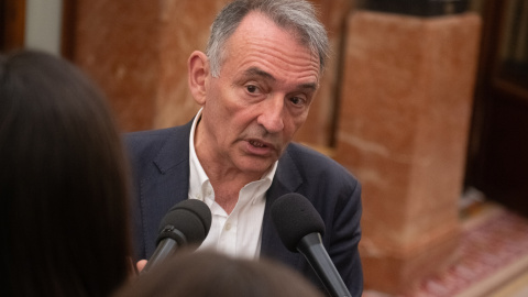 Sumar exhibe su malestar por la "parálisis" y los "demasiados casos de corrupción" del PSOE: "Hay que impulsar seriamente medidas anticorrupción"

Hace 18 años nacimos con un compromiso: hacer un periodismo útil para la sociedad. Solo podemos continuar con esta labor si contamos con el apoyo de personas como tú.

Únete a la comunidad de Público. 18 años no son nada… cuando nos queda tanto por contar. Periodismo incómodo para tiempos difíciles. https://bit.ly/3VylhmD


Periodismo, investigación y compromiso para construir un mundo más igualitario.
¡Suscríbete ya a nuestro canal!: https://bit.ly/2U8nM0q
Visita: https://www.publico.es
Síguenos en Facebook: https://www.facebook.com/diario.publico/
Síguenos en Twitter: https://twitter.com/publico_es
Síguenos en Instagram: https://www.instagram.com/publico.es
Síguenos en TikTok: https://www.tiktok.com/@publico_es
Síguenos en Bluesky: https://bsky.app/profile/publico.es