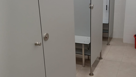 Un dels nous vestuaris mitxes del parc de bombers de l'Ametlla de Mar