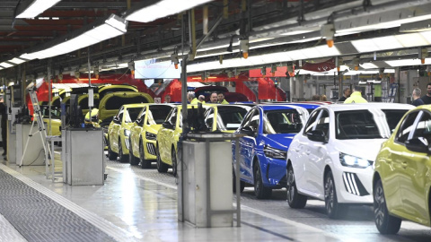 Coches en la línea de producción de la planta de Stellantis en Figueruelas (Zaragoza). Coches en la línea de producción de la planta de Stellantis en Figueruelas (Zaragoza).