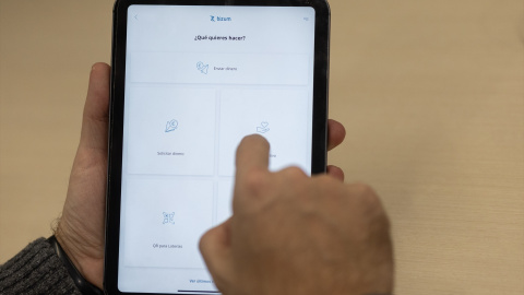Una persona manda un bizum a través de su móvi.