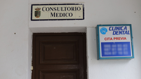 Centro de salud de Campillo de Llerena, población a 46 kilómetros del Hospital de Llerena y a 135 del Hospital de Mérida. Centro de salud de Campillo de Llerena, población a 46 kilómetros del Hospital de Llerena y a 135 del Hospital de Mérida.