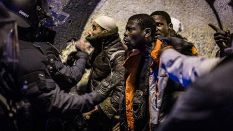 Badalona (1) Un agent dels Mossos amb alguns dels migrants.
