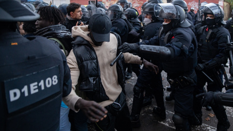 Desalojo del B9 de Badalona Varios agentes de los Mossos d'Esquadra trabajan en el desalojo del B9 de Badalona.