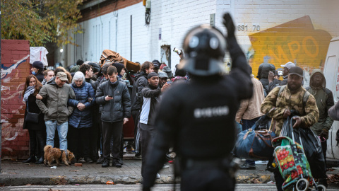 Una protesta intenta evitar el desallotjament de l'institut B9 de Badalona. Una protesta intenta evitar el desallotjament de l'institut B9 de Badalona.