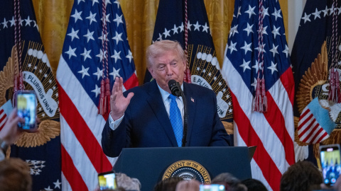 Donald Trump habla durante una recepción de Janucá en la Sala Este de la Casa Blanca.