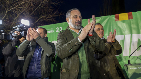 El líder de Vox, Santiago Abascal, y el candidato del partido a la Presidencia de la Junta de Extremadura, Óscar Fernández Calle, en un acto celebrado el martes en Mérida.