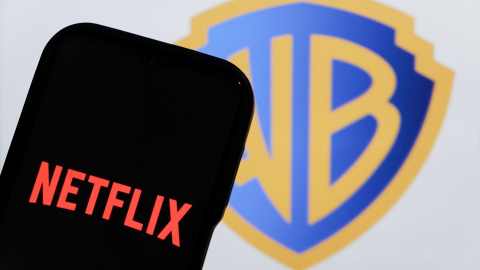 Fotografía de archivo del logo de Warner Bros frente al logo de Netflix.