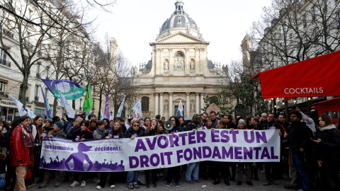 Una manifestación proaborto en la Plaza de la Sorbona de París, Francia.