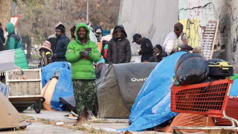 Desallotjats del B9 acampen al carrer la primera nit després del desnonament.