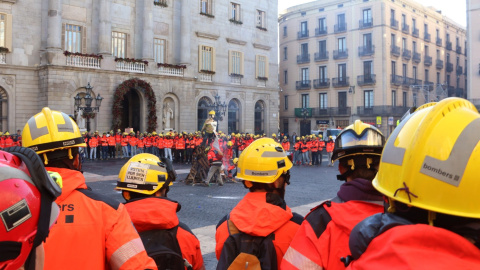Concentració de bombers a la plaça Sant Jaume de Barcelona aquest dijous per denunciar la "precarietat" que pateixen. 18/12/2025 Concentració de bombers a la plaça Sant Jaume de Barcelona aquest dijous per denunciar la "precarietat" que pateixen.