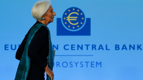 La presidenta del BCE, Christine Lagarde, a su llegada a la rueda de prensa tras la reunión del Consejo de Gobierno de la entidad, en su sede en Fráncfort. La presidenta del BCE, Christine Lagarde, a su llegada a la rueda de prensa tras la reunión del Consejo de Gobierno de la entidad, en su sede en Fráncfort.