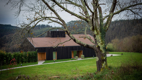 La Revelía se encuentra en un antiguo caserío rehabilitado. La Revelía se encuentra en un antiguo caserío rehabilitado.