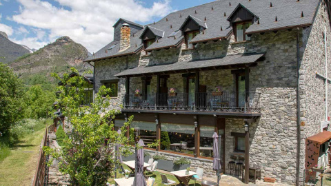 El restaurante Casa Arcas está situado en un pequeño hotel de 12 habitaciones en el valle de Benasque. El restaurante Casa Arcas está situado en un pequeño hotel de 12 habitaciones en el valle de Benasque.