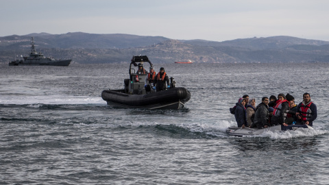 Un bote salvavidas con refugiados llega a la isla griega de Lesbos. Un bote salvavidas con refugiados llega a la isla griega de Lesbos.