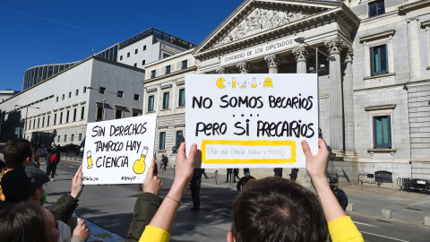 Investigadores e investigadoras protestan contra la precariedad ante el Congreso de los Diputados (Archivo). Investigadores e investigadoras protestan contra la precariedad ante el Congreso de los Diputados (Archivo).