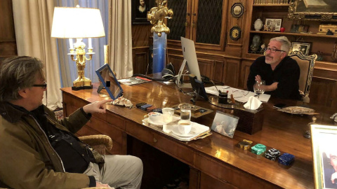 Chomsky, Bannon y pasaportes en las nuevas fotos de Epstein publicadas