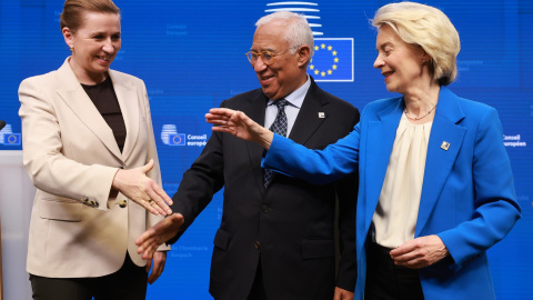 Ursula Von der Leyen y Antonio Costa saludan a la primera ministra danesa Mette Frederiksen tras la finalización de la cumbre de la Unión Europea en Bruselas.