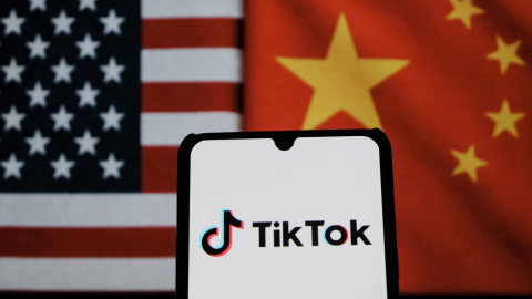 El logo de TikTok entre las banderas de EEUU y de China. El logo de TikTok entre las banderas de EEUU y de China.