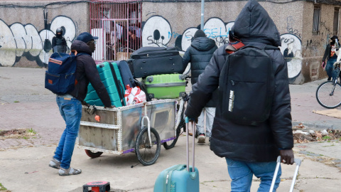 Migrants de l’acampada davant el B9 marxen de la plaça per les amenaces de la policia