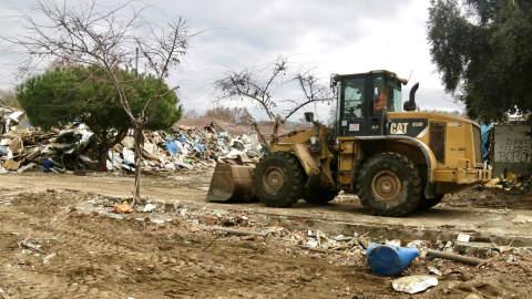 Treballs d'enderroc de les barraques que ocupaven el pati de l'antic institut B9 de Badalona