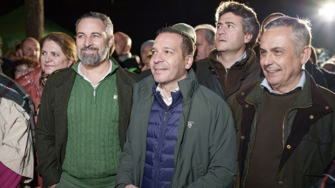 Vox Extremadura El presidente de VOX, Santiago Abascal; el candidato de VOX a la Presidencia de la Junta de Extremadura, Óscar Fernández Calle y el número 1 en la provincia de Badajoz y senador de VOX, Ángel Pelayo Gordillo, en un acto el 16 de diciembre.