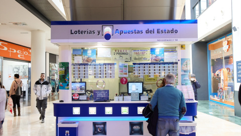 terminaciones-loteria-navidad-gordo Un hombre compra un décimo en una administración de la Lotería de Navidad.