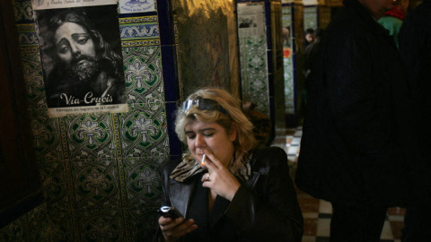 Tabaco Bar Una mujer fuma un cigarrillo en diciembre de 2005, en Sevilla.