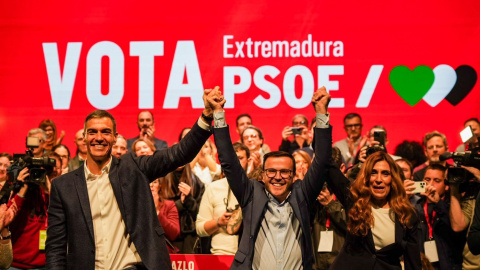 El secretario general del PSOE y presidente del Gobierno, Pedro Sánchez (i) y el candidato socialista a la Presidencia de la Junta, Miguel Ángel Gallardo (c), en el acto de cierre de campaña electoral, en Villanueva de la Serena (Badajoz). El secretario general del PSOE y presidente del Gobierno, Pedro Sánchez (i) y el candidato socialista a la Presidencia de la Junta, Miguel Ángel Gallardo (c), en el acto de cierre de campaña electoral, en Villanueva de la Serena (Badajoz).