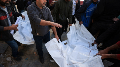 Los cuerpos de las víctimas tras el  ataque israelí el viernes.