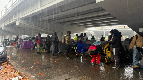 Alguns dels desallotjats del B9, instal·lats amb tendes de campanya a sota d'una sortida de la C-31 a Badalona i a sota de la pluja.