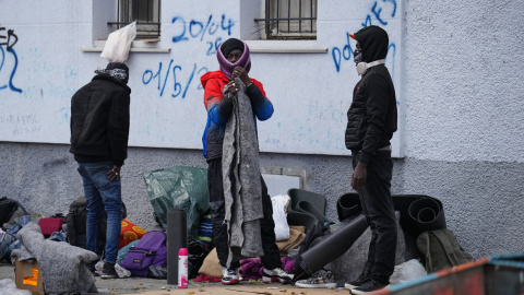 Migrantes desalojados en Badalona recogiendo sus pertenencias. Migrantes desalojados en Badalona recogiendo sus pertenencias.