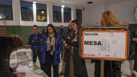 Constitución de una mesa electoral en el Colegio Suaárez Somonte en Mérida, este domingo.