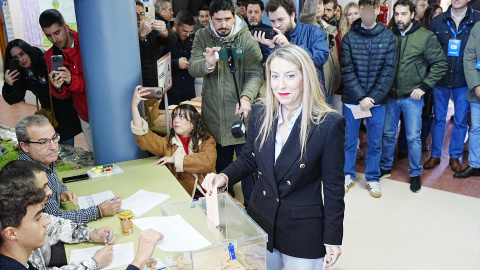 María Guardiola, candidata del PP y presidenta de la Junta de Extremadura, votando ayer en su colegio electoral en Cáceres.