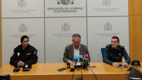 El delegado del Gobierno en Extremadura, José Luis Quintana, en el centro, informando de los intentos de robo en Correos de esta madrugada.