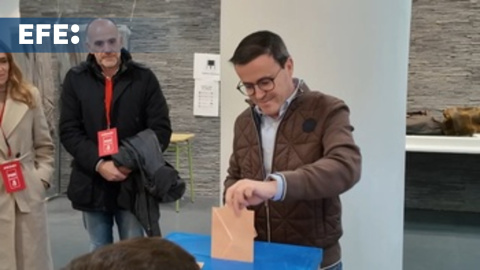 El candidato del PSOE a la Presidencia de Extremadura, Miguel A. Gallardo, vota en Villanueva de la Serena
