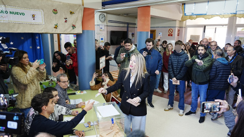 María Guardiola La presidenta del PP de Extremadura y candidata a la reelección a la Presidencia de la Junta, María Guardiola, ejerce su derecho al voto en su colegio electoral.