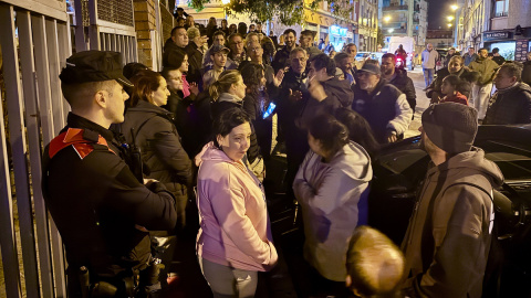 Un grup de veïns de Badalona, bloquejant l'entrada a la parròquia on hi han de pernoctar desallotjats del B9.