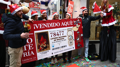 Varias personas celebran a las puertas de una administración de lotería en Toledo, donde se ha vendido el número 78.477, que ha sido agraciado con un cuarto premio en el Sorteo de la Lotería de Navidad. Varias personas celebran a las puertas de una administración de lotería en Toledo, donde se ha vendido el número 78.477, que ha sido agraciado con un cuarto premio en el Sorteo de la Lotería de Navidad.