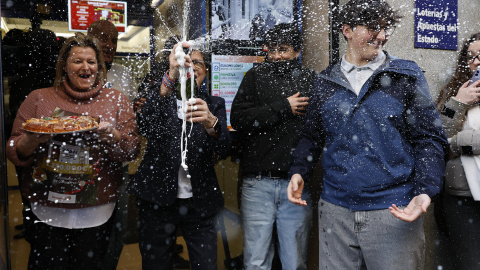 2d723df37376d5c4b04813ddc617b580d6adfc19w MADRID, 22/12/2025.-Varias personas celebran a las puertas de la administración de loterías del número 10 de la calle Barquillo, en Madrid, donde se ha vendido íntegramente el 70.048, el segundo premio del Sorteo Extraordinario de la Lotería de Navidad. EFE/Mariscal
