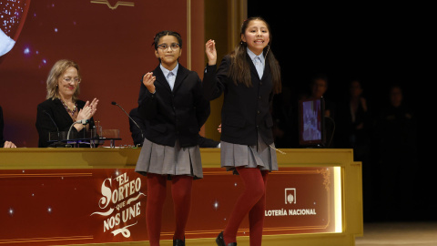 Alba Yadira Machaca (d) e Italy Andrea Blanco cantan el número agraciado con el premio gordo del Sorteo de la Lotería de Navidad, dotado con 4 millones de euros a la serie, 400.000 al décimo, y que este año ha recaído en el número 79.432 Alba Yadira Machaca (d) e Italy Andrea Blanco cantan el número agraciado con el premio gordo del Sorteo de la Lotería de Navidad, dotado con 4 millones de euros a la serie, 400.000 al décimo, y que este año ha recaído en el número 79.432